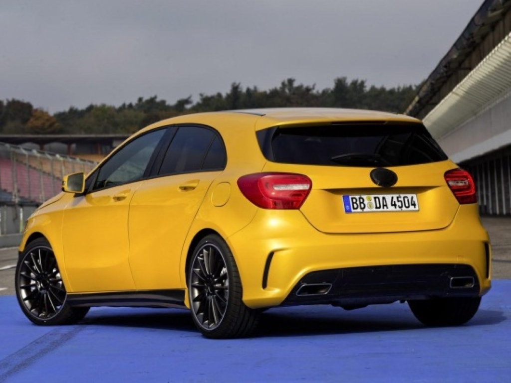 Mercedes Benz a45. Mercedes-AMG A 45 2014 hot Hatch. Самый быстрый хэтчбек в мире. Mercedes a117 с жёлтыми элементами.