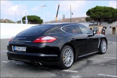 Aus dieser Perspektive ist der Porsche Sedan nicht gerade eine Schönheit.