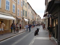 Shoppingmeile in der Altstadt. Man beachte den "Seitenständer"des Scooters.