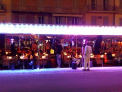 Nächtliches Treiben am Hafen