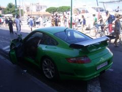 Die Araber mit einem Frosch am Hafen.