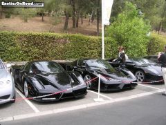 Vor dem Hotel Byblos. 

Zum Hotel gehört auch die Bar Les Cave do Roy.