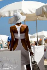 Cooles Outfit beim Mittagessen im Beachrestaurant