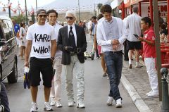 KING KARL

Man sieht in eigentlich immer nur mit mindestens zwei, drei Begleitern (Beschützern) wenn er zu Fuß auf der Straße unterwegs ist.