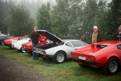 Beim OGP lohnt sich auch immer ein Rundgang über die Besucherparkplätze. Für die den Markenclubs zugewiesenen Parkflächen gilt das natürlich sowieso. Hier sehen wir z.B. ein paar De Tomaso Pantera.