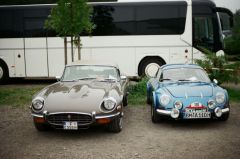 Aber auch an schönen und nicht alltäglichen Einzelfahrzeugen gibt es auf den Besucherparkplätzen in der Regel einiges zu sehen, weshalb sich ein kurzer Rundgang lohnt. Hier ein Jaguar E-Type und eine Renault Alpine.