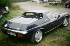 Der damals wie heute recht unkonventionell wirkende (und wirklich sehr flache) Lotus Europa