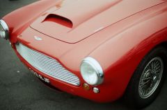 Motorhaube und Front eines Aston Martin DB4 - mit "Superleggera"-Schriftzug