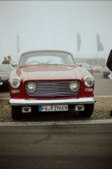 Fata Morgana? Ein alter Bristol auf der Standfläche des Deutschen Maserati-Clubs?