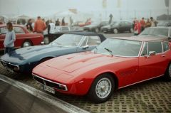 Der Deutsche Maserati-Club hatte wieder eine beeindruckende Menge attraktiver Fahrzeuge aus fünf Jahrzehnten aufgefahren.
Hier zwei Ghiblis - nach wie vor ein wunderschönes Auto, auch im Innenraum sehr stilvoll.