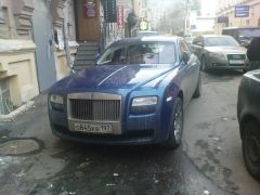 Rolls-Royce Ghost in einer Seitenstraße des Arbat in Moskau, März 2011