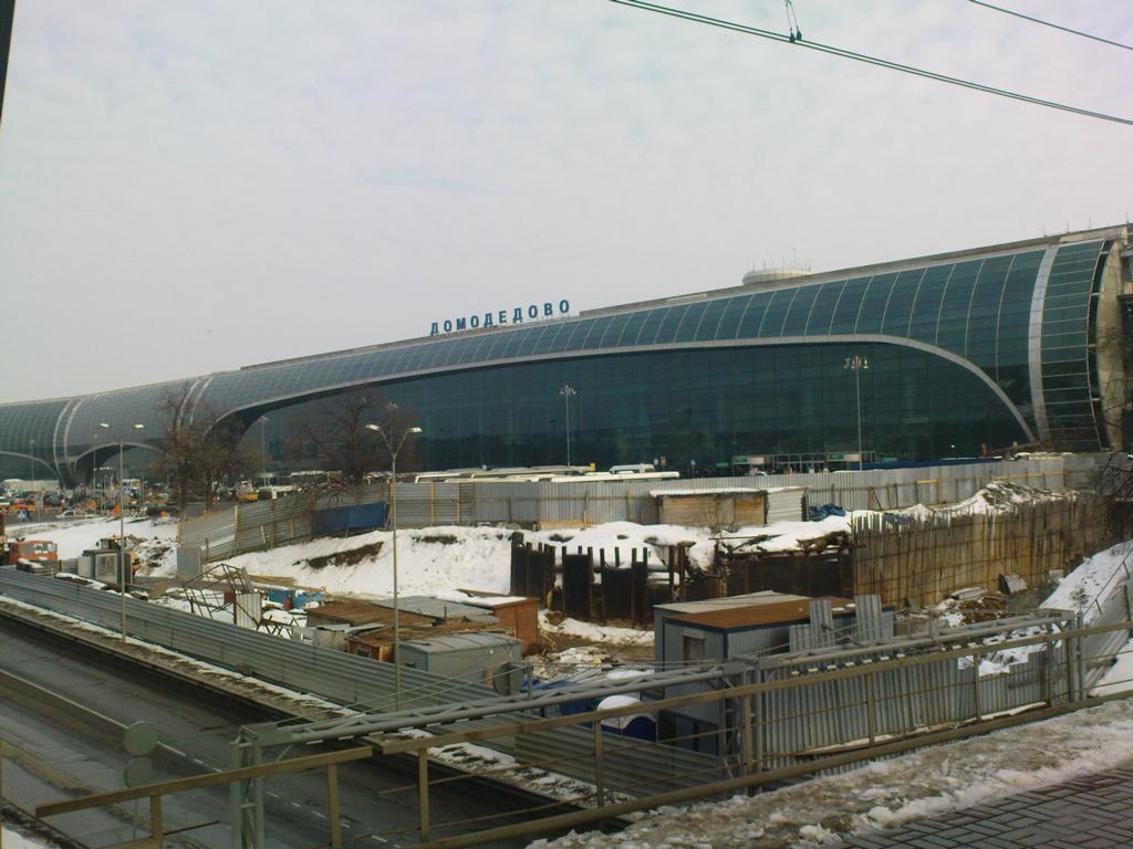 Hauptgebäude des größten Moskauer Flughafens Domodedovo im März 2011. Im rechten Bereich werden Reparaturarbeiten aufgrund des terroristischen Anschlags vom Januar 2011 durchgeführt, bei dem 35 Menschen ums Leben kamen.