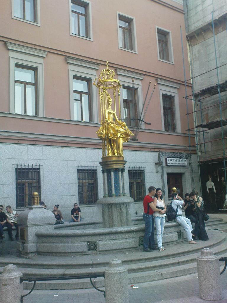 Turandot-Springbrunnen vor dem Wachtangow-Theater, errichtet 1997 anlässlich der 850 Jahr-Feierlichkeiten Moskaus