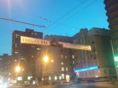 Werbung für den neuen Jaguar XJ am Novy Arbat in Moskau