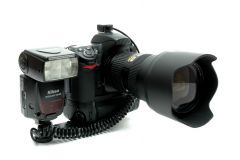 Paparazzi lässt grüßen:
Nikon D300 
Nikon AF-S 24-70mm 2.8 
Nikon SB 800 Blitz
Blitzschiene
iTTL-Kabel