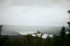 Blick vom Kermeter auf den Rursee bei feucht-nebligem Wetter