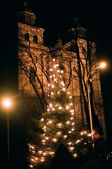 Weihnachtsbaum vor der Kathedrale von Malmedy, Dezember 2008