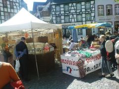 Französischer Gourmetmarkt im Zentrum der Monschauer Altstadt. Findet ein- oder zweimal jährlich statt, hier Anfang Mai 2009.