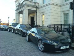 Aston Martin, CL 63, Range Rover + Phantom vor Hotel