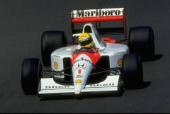 McLaren im Marlboro-Design, gelber Helm und Startnummer 1. Dieses Bild von Senna im Rennwagen hat sich weltweit eingeprägt.