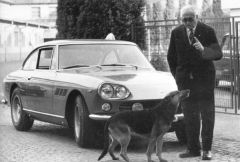 Enzo Ferrari mit Hund und 330 GT Series 1