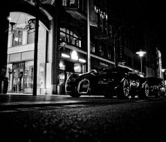 Bugatti Sang Noir vor dem Privileg Memberclub in Hamburg