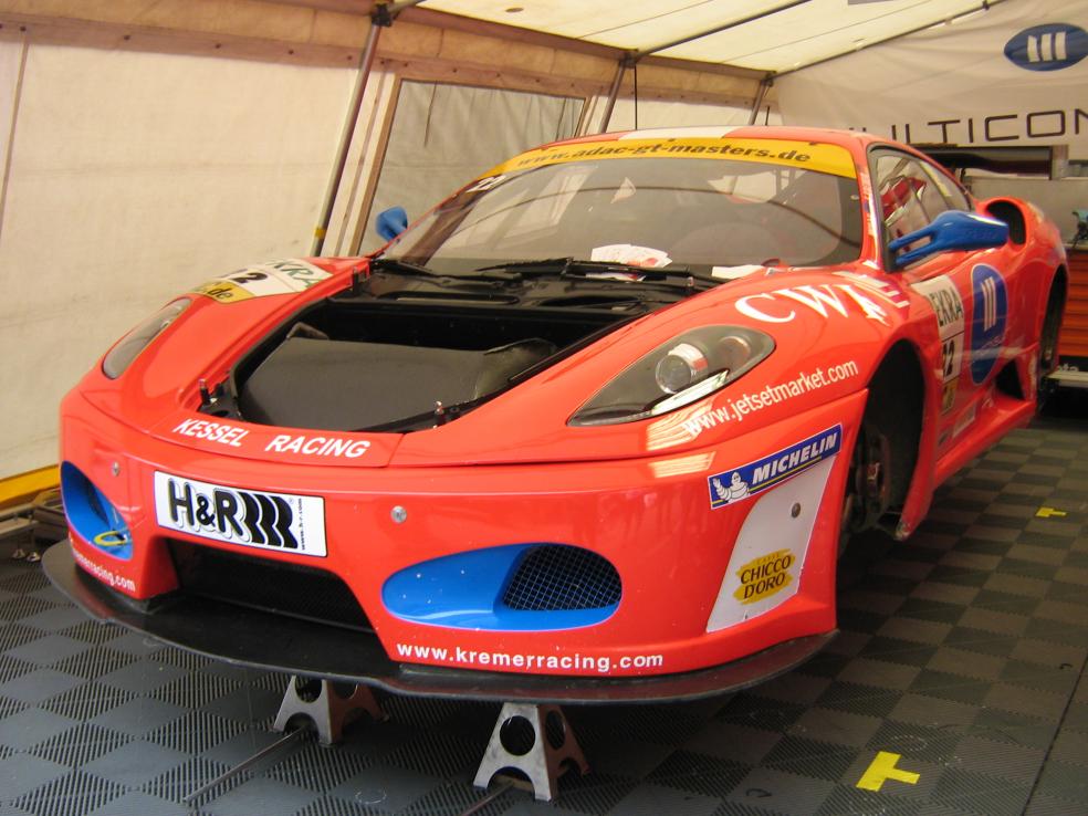 Das ist ein Ferrari F430 in der Racing-Version.