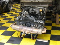 Das ist ein Porsche Motor von den Porsche Carrera Cup Autos.