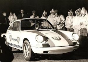Porsche_911R_bei_der_Weltrekordfahrt_1967.jpg