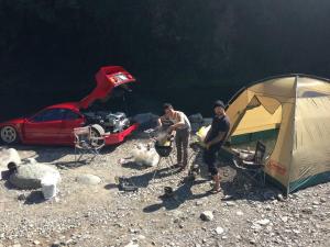 Japanese-man-goes-camping-with-his-Ferrari-F40-11 - Kopie.jpg