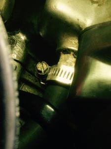 Kühlschlauch mit Schelle.JPG