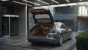 hinter-der-spoilerbewehrten-heckklappe-haben-bis-zu-520-liter-gepaeck-platz-20-liter-mehr-als-im-normalen-panamera-wird-die-rueckbank-komplett-umgeklap.thumb.jpg.4d5a20f102dfbe711cf220336467505c.jpg