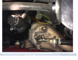 1 Blick durch den Motorraum auf den Fleck auf dem Garagenboden.png