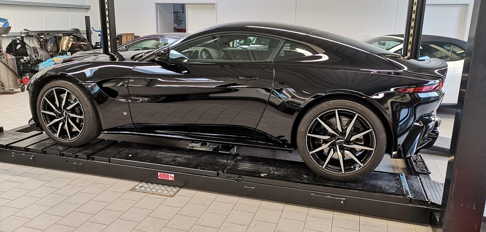 Aston Martin New Vantage Coupé Uni-schwarz