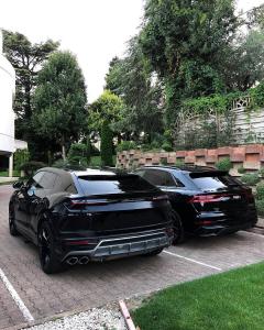 lamborghini-urus-meets-audi-q8-in-switzerland-and-both-are-black_3.jpg