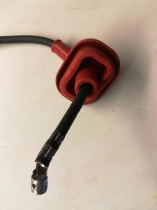 Kerzenstecker mit herausgezogenem Kabel 2.jpg