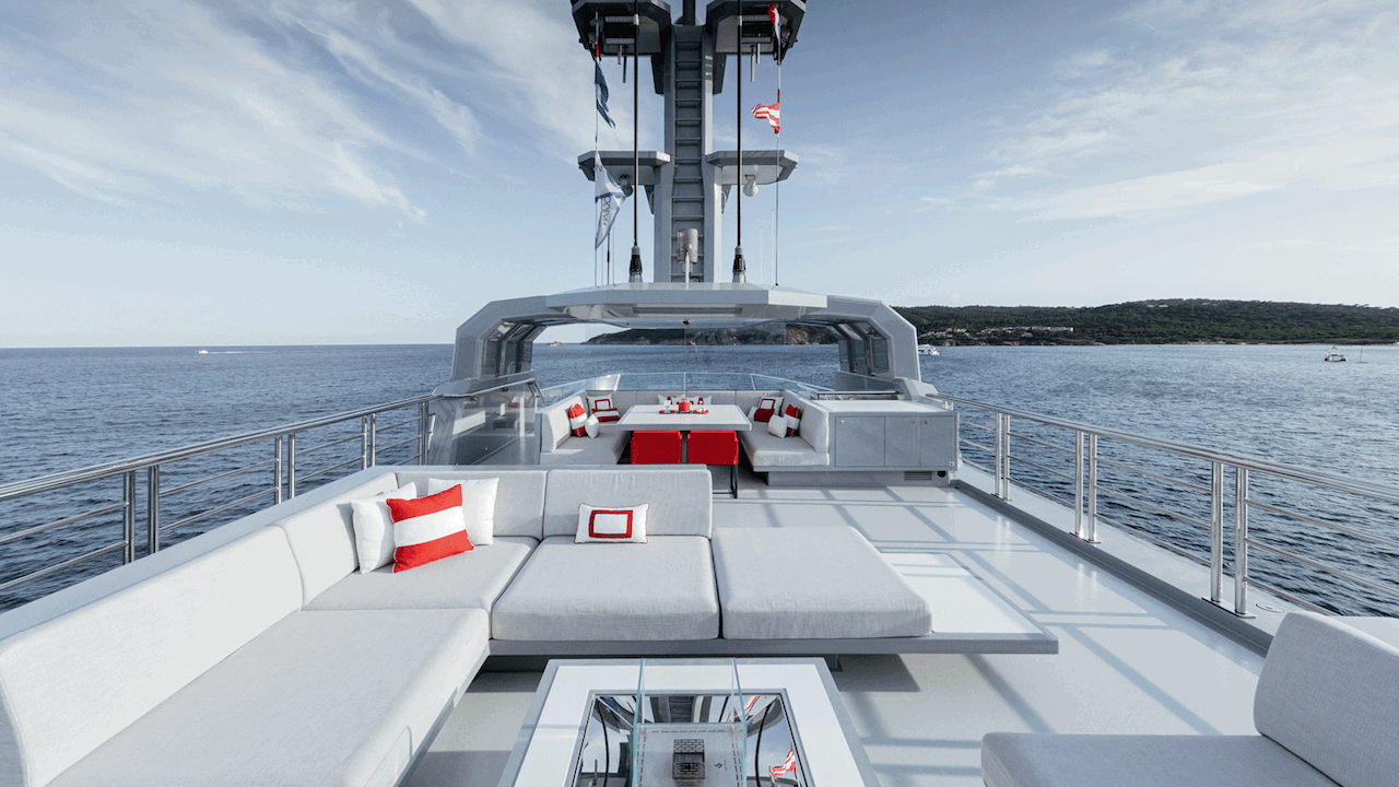 yeNZVdRmpYRh5gOnefQ0_BOLD-superyacht-sundeck-2560x1440.gif
