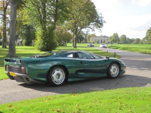 ex-brunei-royal-family-jaguar-xj220-up-for-auction_100489321_h.jpg