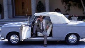 inspektor-columbo-in-seinem-legendaeren-peugeot-403.jpg