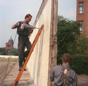 Abriss-der-Berliner-Mauer.thumb.jpg.85ce8b2813f3c1c04662eefd9434bf8b.jpg