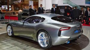 Dieter-Zetsche-am-Maserati-Alfieri-Genfer-Autosalon-Messe-2014-bigMobileWide-5df9bb07-761265.jpg