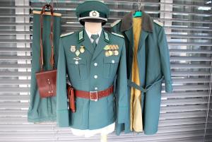 ddr-polizei-oberst-uniform-set-1980-1990.thumb.jpg.ce9e4ba4effd11e40e99e396d6f4f766.jpg