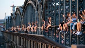 hackerbrücke sitzen.jpg