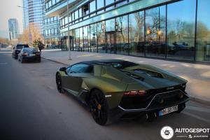 lamborghini-aventador-lp780-4-ultimae-roadster-c396217032022183727_5.jpeg