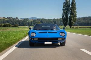 Lamborghini-Miura-Blau-01.thumb.jpg.cf17969ff8ec7af2e9d047886468deed.jpg