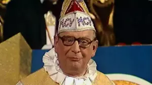 Willi Scheu als Bajazz mit Laterne verkleidet.webp