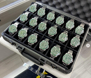 Screenshot 2022-09-10 at 14-47-17 Watch Trading Company auf Instagram Which case would you carry 💼.png