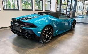 Lamborghini-Blu-Uranus_02.thumb.jpg.725ebc213f6420255571aeefff0cf606.jpg