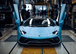 lamborghini-builds-the-final-aventador--sept-2022_100856440_h.jpg