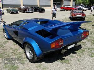 Countach-Blue-02.thumb.jpg.b55e9a47da1f31da0a0f357059c1422d.jpg